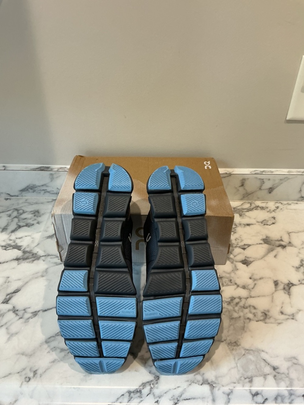 On Running Men's Athletic Shoes in Dark Gray with Light Blue Accents size 10M - Picture 2 of 3